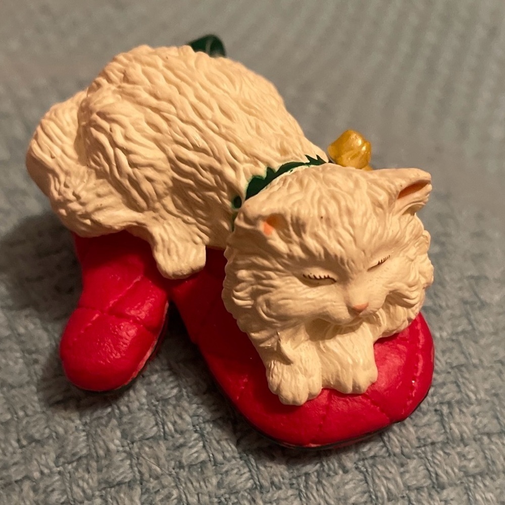 1995 Hallmark Clip-On Ornament Cat Naps Series Ed #2 Napping on an Oven Mitt